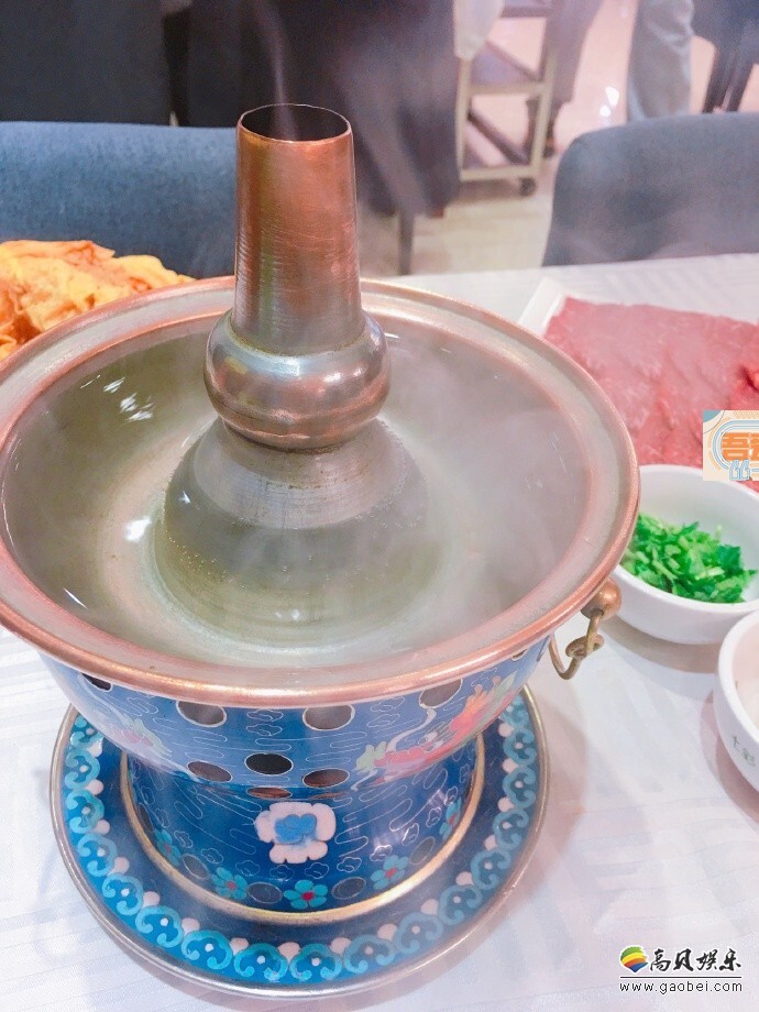 吃货张含韵发微博,说道:天冷吃顿火锅涮肉庆祝一下! 吃货张含韵发微博,说道:天冷吃顿火锅涮肉庆祝一下!