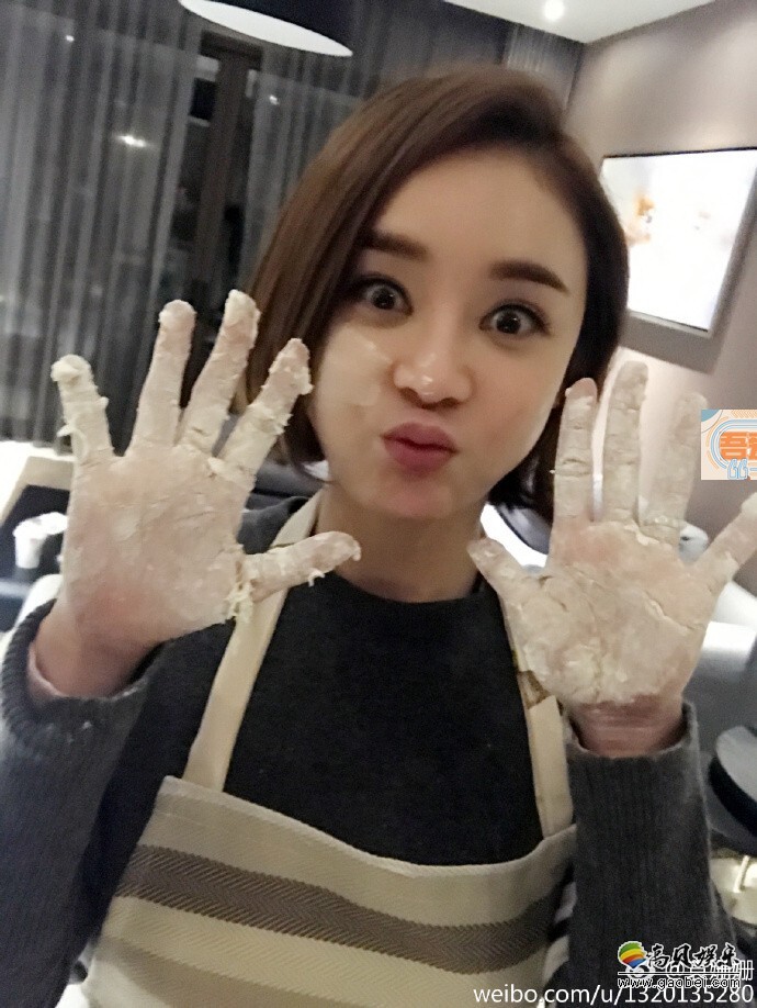 袁姗姗晒出自己亲手和面，满手面粉秒变“小花猫”和所包饺子的图片