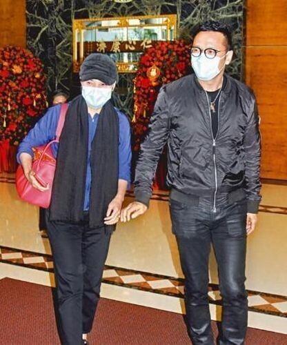 1日下午苗侨伟和太太戚美珍现身养和，逗留约一小时后离开