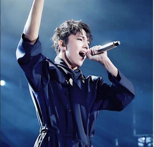 刚因《歌手》大火的哈萨克斯坦歌手迪玛希陷入了“侵权门”事件