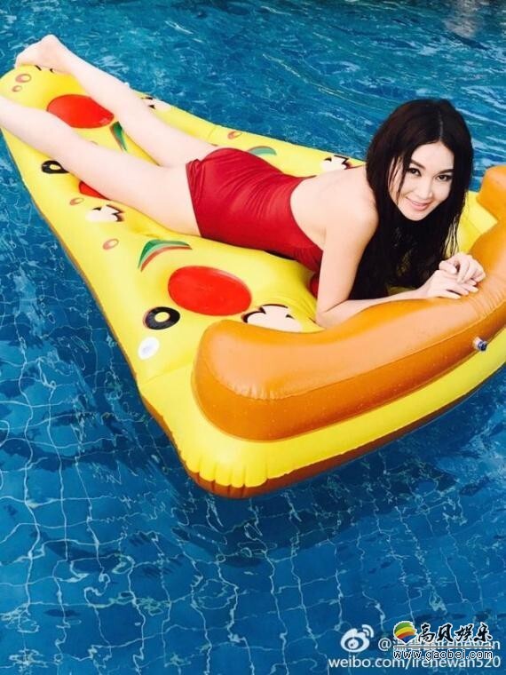 温碧霞今年农历春年带着老公与儿子外出度假