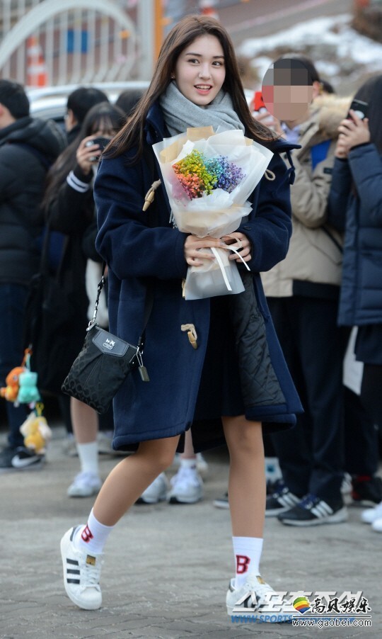 女团I.O.I成员全昭弥参加首尔清潭中学的毕业典礼