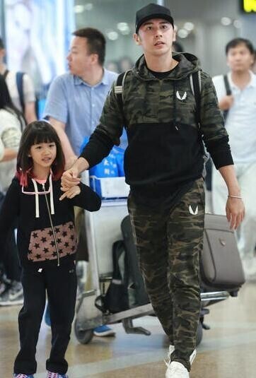 张伦硕父爱满溢带着钟丽缇的女儿? 张伦硕父爱满溢带着钟丽缇的女儿?