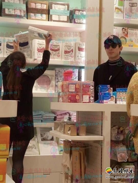 林更新独自逛母婴店，给谁买礼物吗？