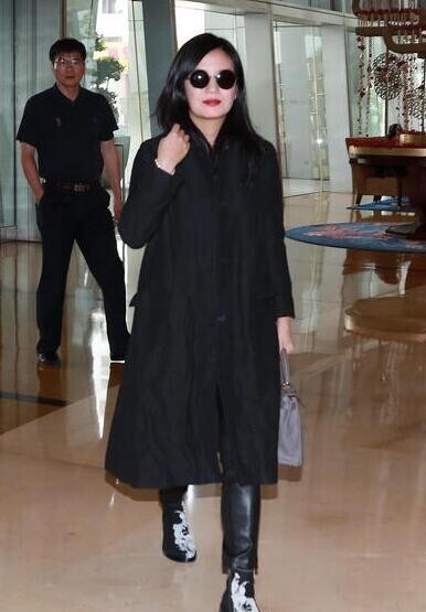 赵薇穿全黑装脸圆贵气十足? 赵薇穿全黑装脸圆贵气十足?