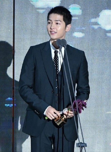 宋仲基退伍后以《太阳的后裔》获得许多奖项名利双收