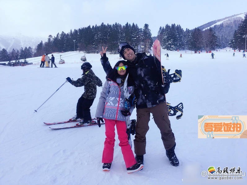修杰楷在微博上晒出带着梧桐妹一起去滑雪的照片 修杰楷在微博上晒出带着梧桐妹一起去滑雪的照片
