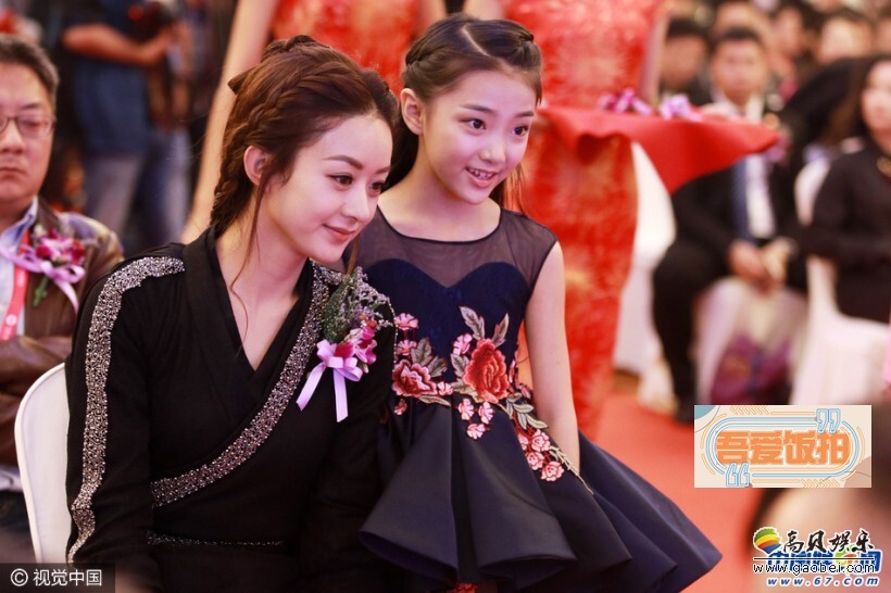 赵丽颖出席活动与“小白娘子”合影