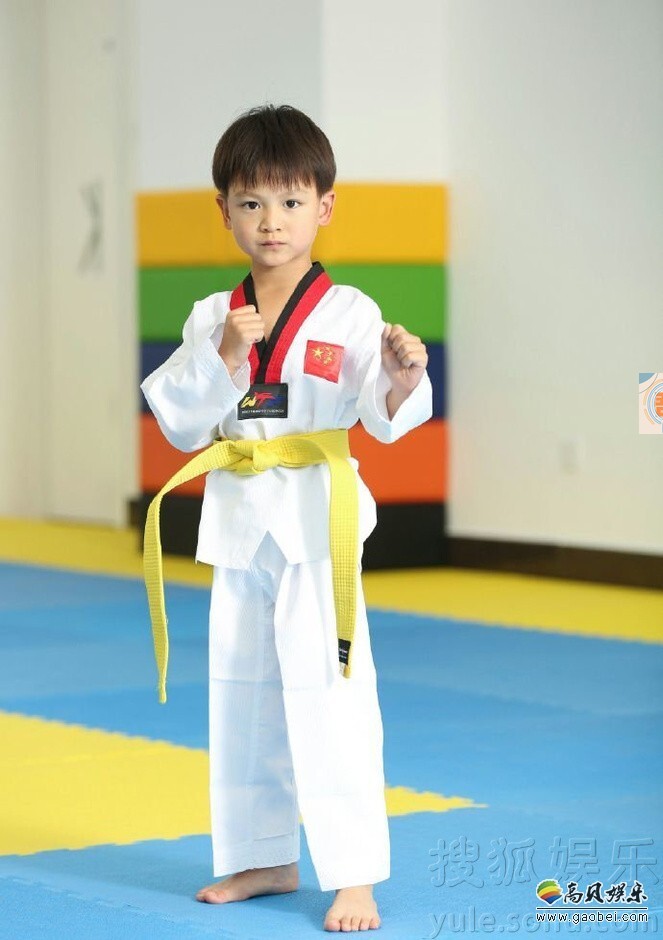 田亮微博晒出一组和小亮仔运动场打拳的照片