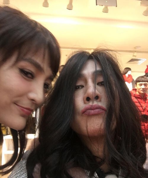 陈小春在11月3日深夜晒出一组女装扮相的照片 陈小春在11月3日深夜晒出一组女装扮相的照片