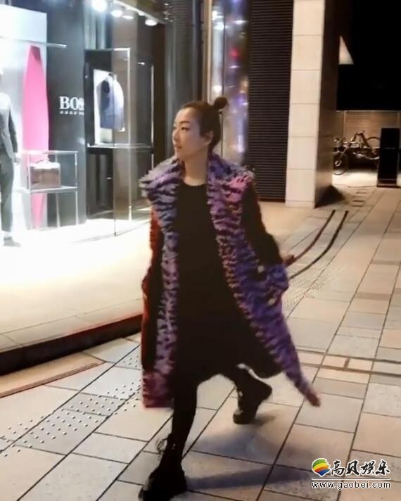 许志安和Sammi在日航柜台办理登机手续,一起去日本旅行 许志安和Sammi在日航柜台办理登机手续,一起去日本旅行