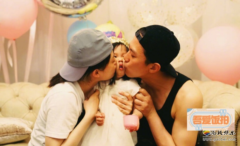 邓超晒出一张和孙俪左右包围小花妹妹的照片 邓超晒出一张和孙俪左右包围小花妹妹的照片