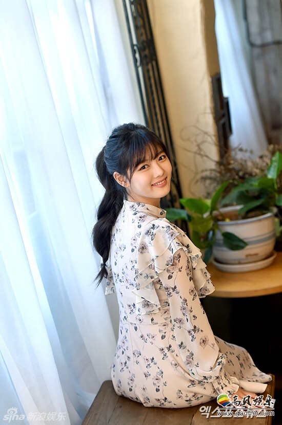 韩国女演员金裕贞拍摄写真前接受Xportsnews访问并拍摄一组写真