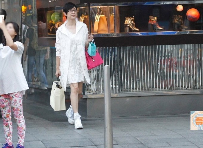 香港小姐冠军的陈法蓉独自逛街了？