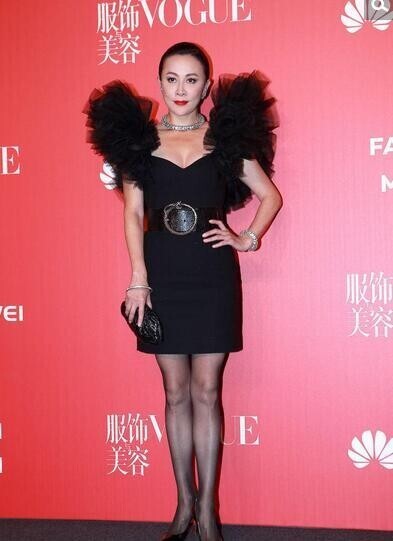 刘嘉玲穿出了黑天鹅的感觉？