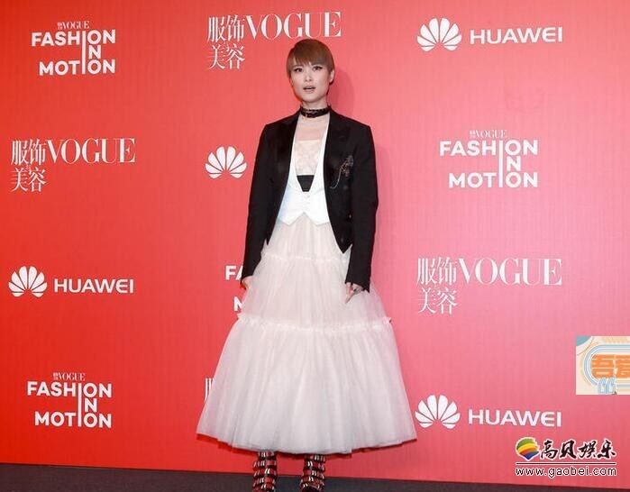 李宇春今穿了一条白色公主裙? 李宇春今穿了一条白色公主裙?