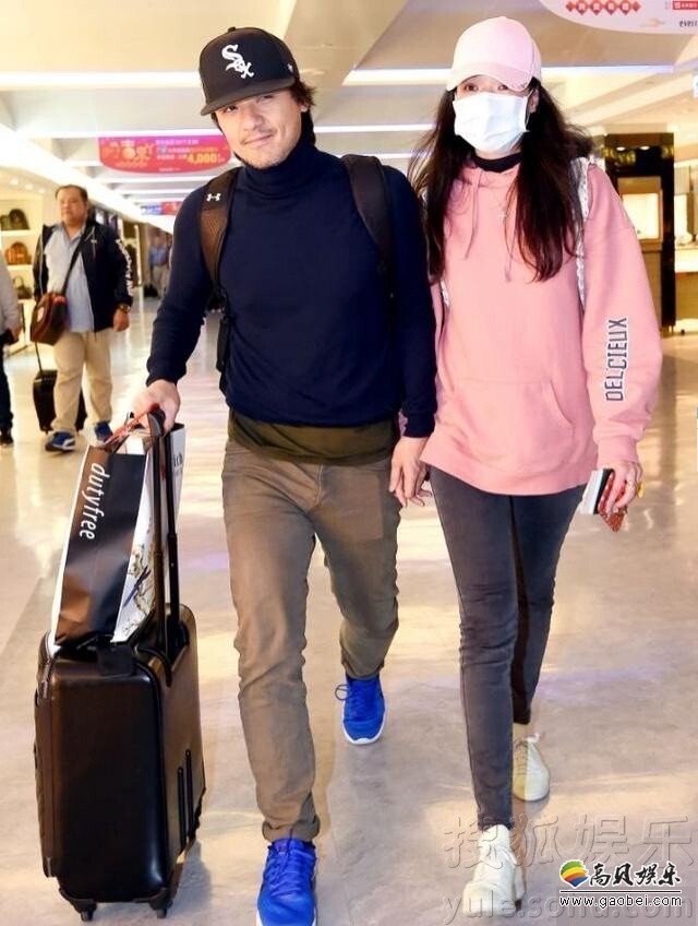 舒淇与冯德伦现身机场,夫妻俩一路十指紧扣大秀恩爱 舒淇与冯德伦现身机场,夫妻俩一路十指紧扣大秀恩爱