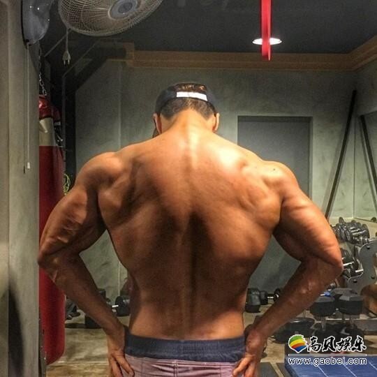 这样的倒三角身材够吸睛吧？