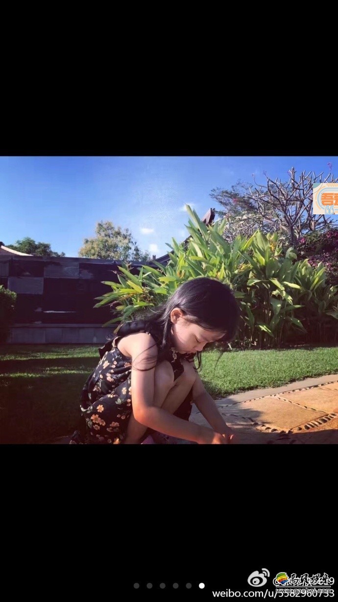 李小璐妈妈在微博晒出一组孙女甜馨的近照