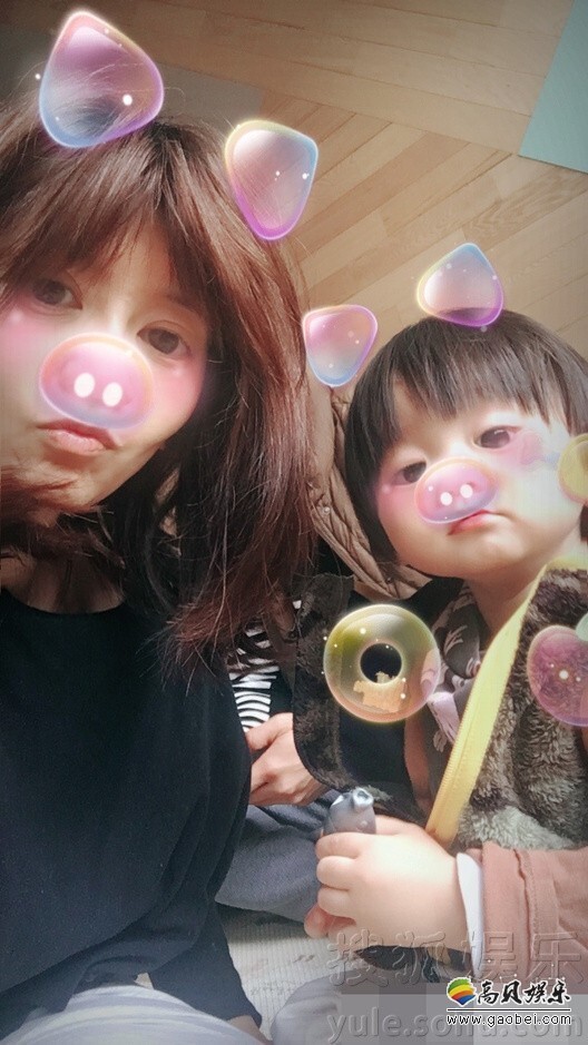 贾静雯在微博晒出一家人的搞怪自拍 贾静雯在微博晒出一家人的搞怪自拍