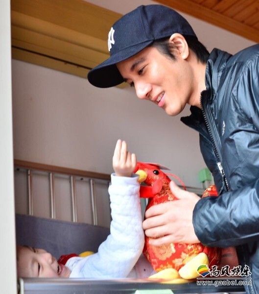 王力宏夫妇低调与春晖博爱北京“关爱之家”的孤儿一起包水饺