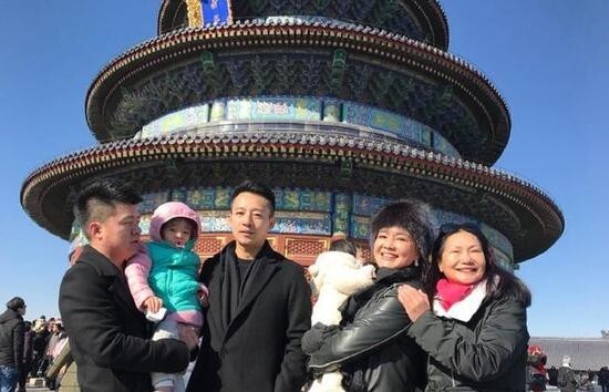 汪小菲微博晒出一家人游天坛的照片 汪小菲微博晒出一家人游天坛的照片