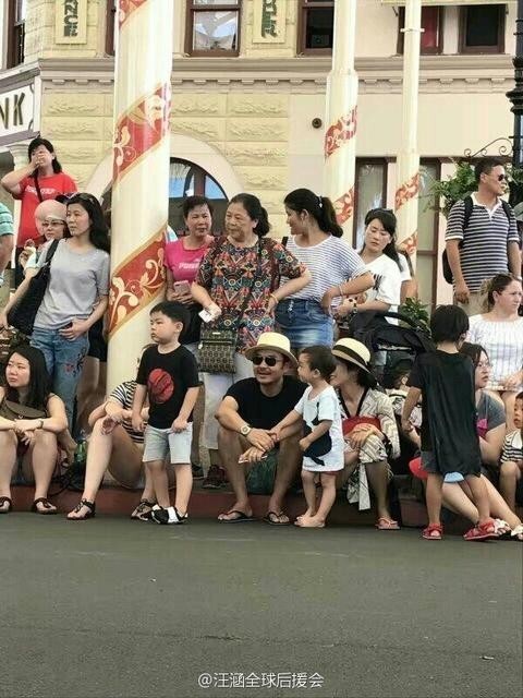 有网友曝光汪涵一家游澳大利亚的照片 有网友曝光汪涵一家游澳大利亚的照片