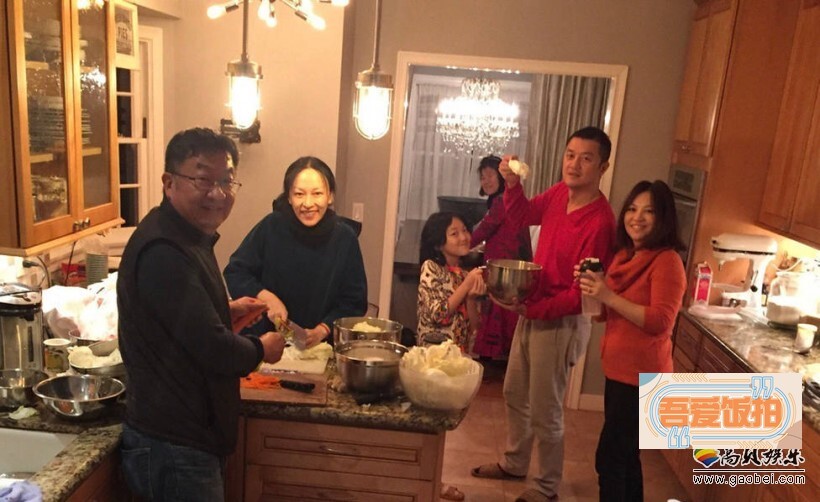 李亚鹏在微博晒出与家人过年团聚的照片 李亚鹏在微博晒出与家人过年团聚的照片