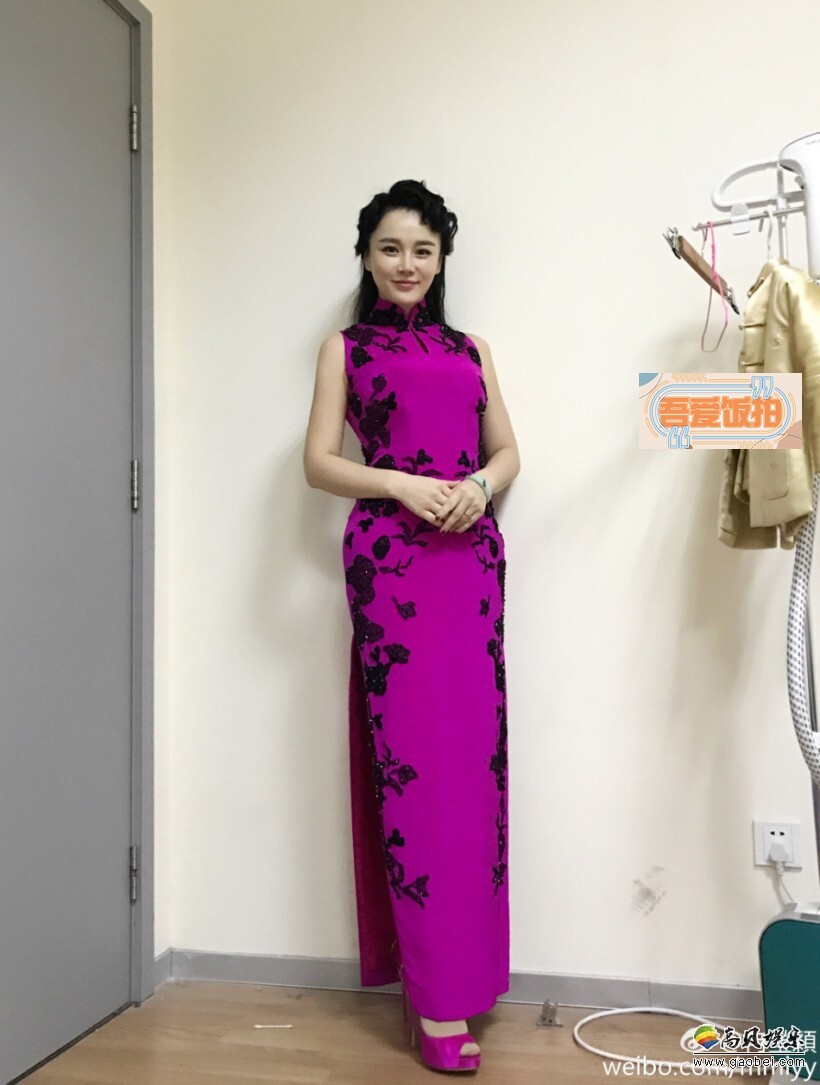 拳王邹市明娇妻冉莹颖在微博晒出一组拍摄写真的花絮照