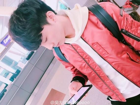 吴大伟微博晒出和穆雅斓机场分别时所拍的照片