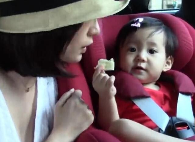 贴心的小咘咘喂妈妈饼干了? 贴心的小咘咘喂妈妈饼干了?