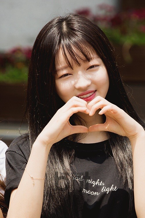 韩国女团OH MY GIRL现身首尔望远1洞参加投票