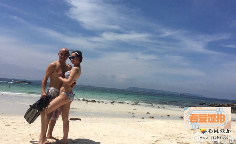 张卫健与老婆张茜在碧海蓝天的沙滩上大秀恩爱 张卫健与老婆张茜在碧海蓝天的沙滩上大秀恩爱