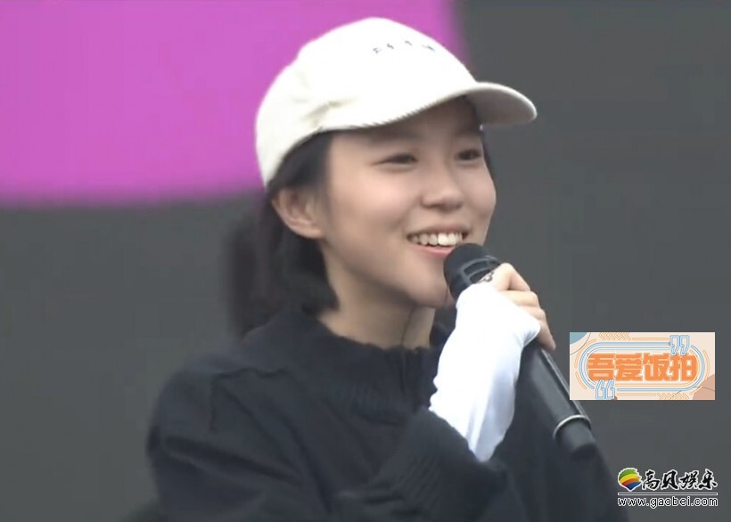 有网友晒出观看窦靖童简单生活音乐节时拍摄的照片