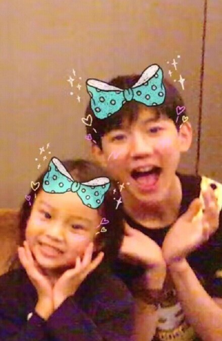 有网友曝出幸福小迷妹甜馨合影tfboy 有网友曝出幸福小迷妹甜馨合影tfboy