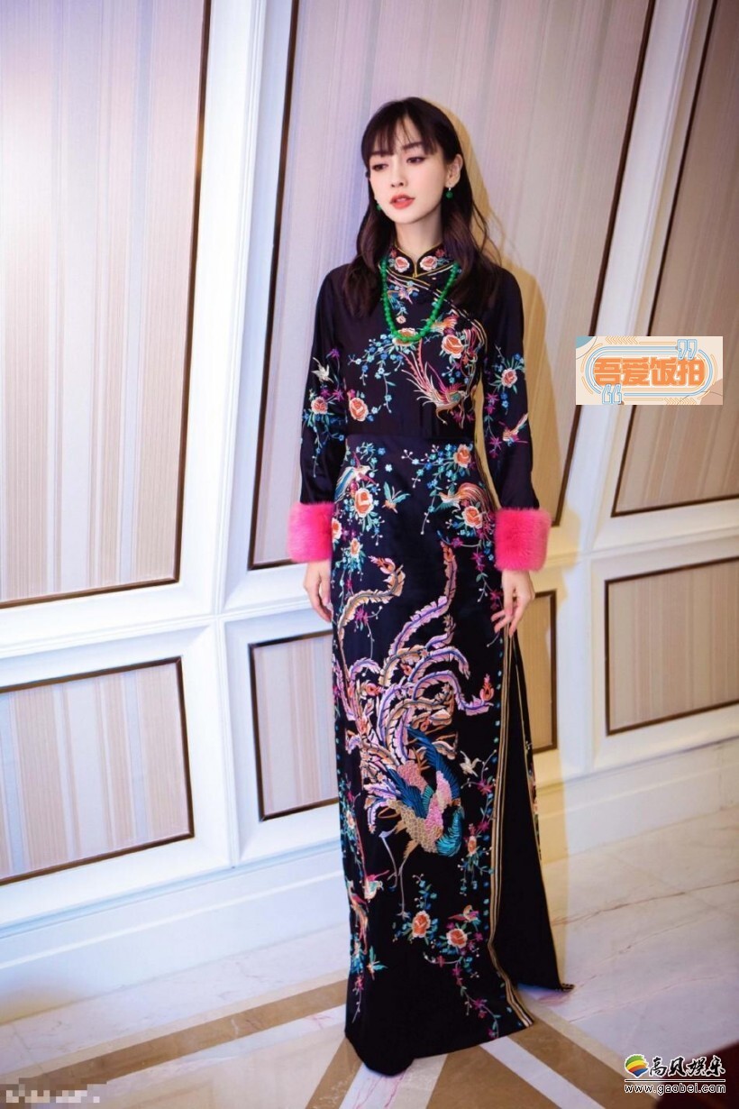 Angelababy工作室晒出了一组baby穿着印花旗袍的照片 Angelababy工作室晒出了一组baby穿着印花旗袍的照片