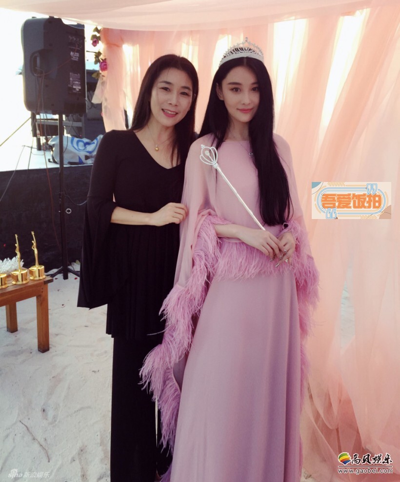 张馨予在微博晒出和自己妈妈的合照