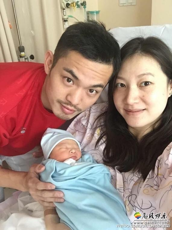 林丹今天在个人社交平台上分享照片，纪念幸福的家庭迎来新成员