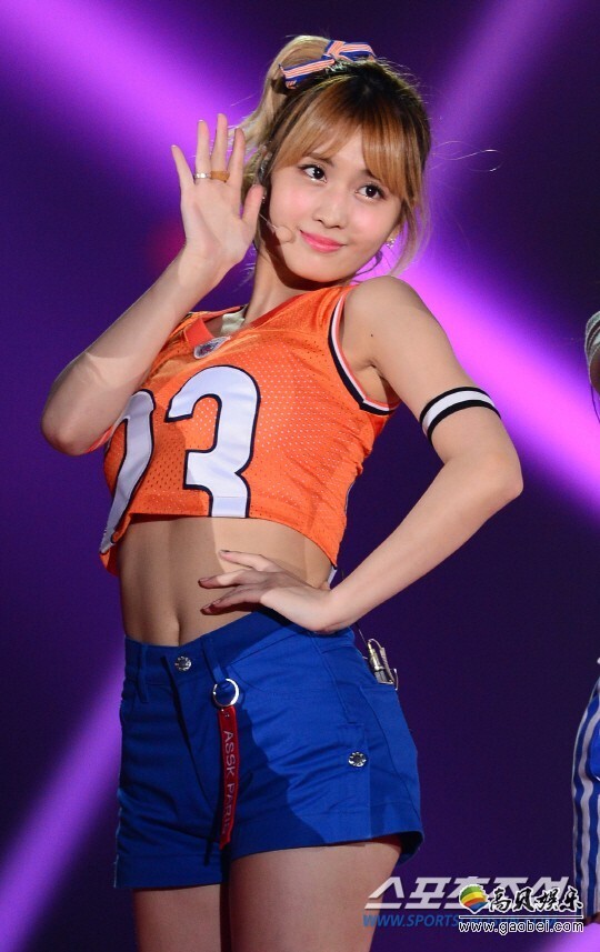 Momo于近日参与了金希澈与闵京勋的新曲MV