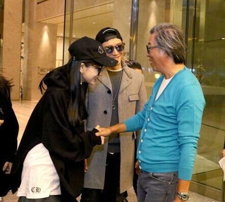 黄晓明抵达台湾爱妻Baby相随？