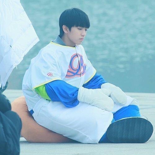 王俊凯穿着玩偶装直接坐着就睡着了? 王俊凯穿着玩偶装直接坐着就睡着了?