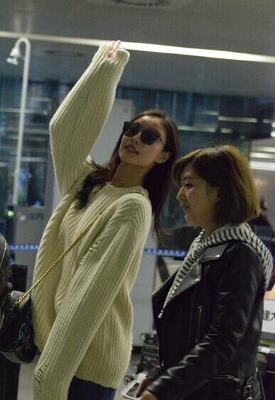 倪妮素颜抵达了上海虹桥机场？