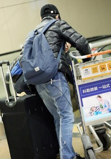 窦靖童回京自己抬行李毫无明星架子？