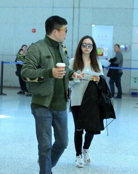 张靓颖与老公冯轲现身虹桥机场了? 张靓颖与老公冯轲现身虹桥机场了?