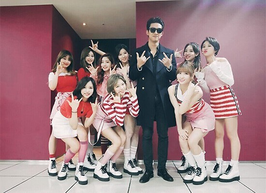 玉泽演亲切的应援了师妹团Twice的《Knock Knock》宣传活动