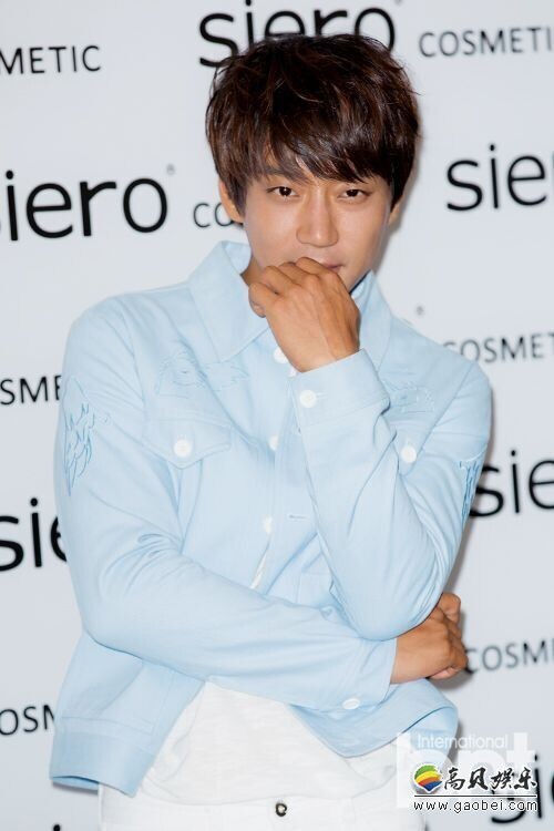 韩国歌手黄致列出席某化妆品品牌举行的粉丝签名会 韩国歌手黄致列出席某化妆品品牌举行的粉丝签名会