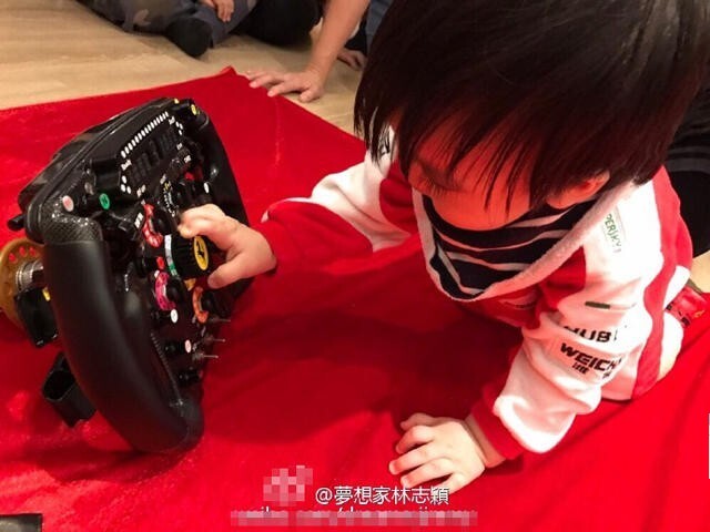 Jenson周岁抓周抓了什么东西呢？