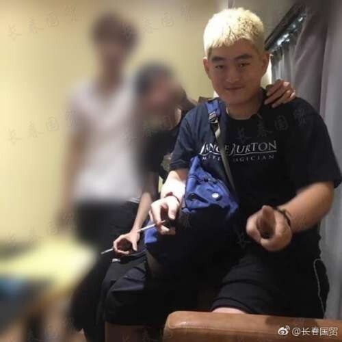 有博主通过微博晒出一张赵本山20岁儿子的近照 有博主通过微博晒出一张赵本山20岁儿子的近照