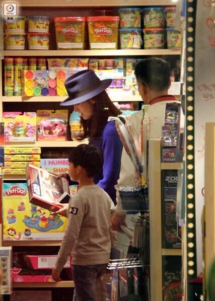 李嘉欣与许晋亨带着儿子逛玩具店？