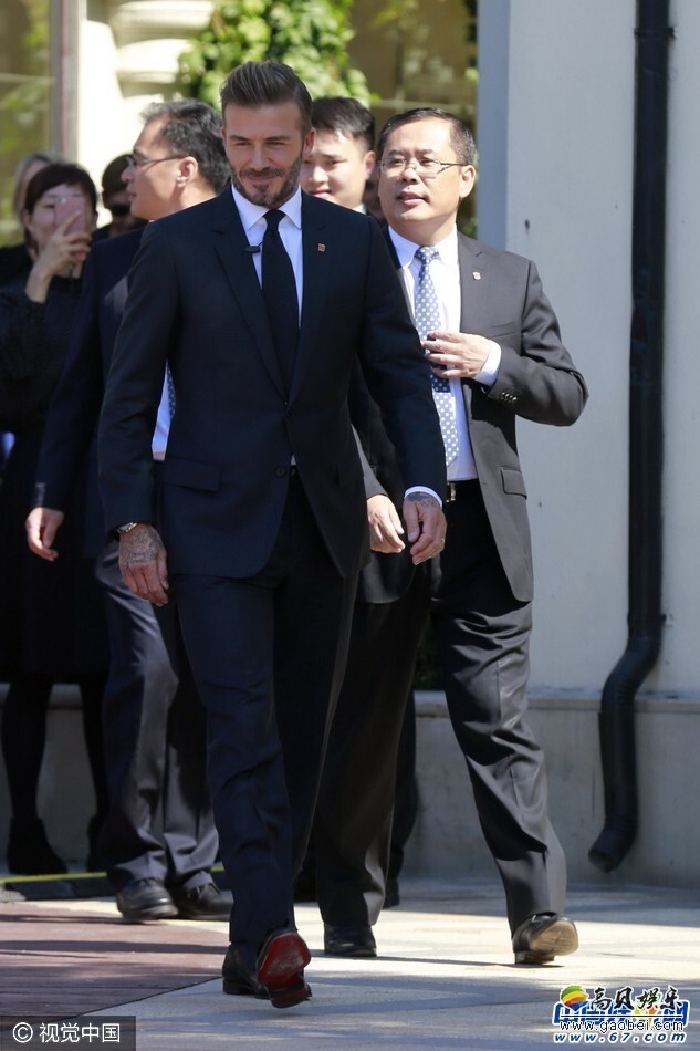 大卫-贝克汉姆(David Beckham)身穿黑色西服套装出席某活动 大卫-贝克汉姆(David Beckham)身穿黑色西服套装出席某活动